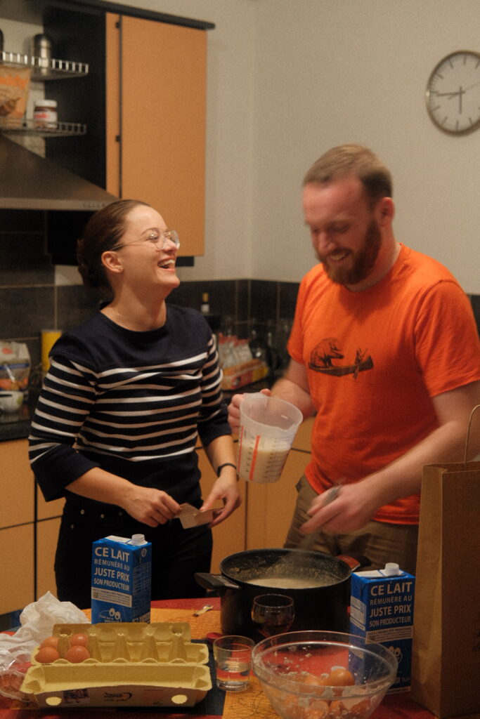 Roxanne et Stephen cuisinent des crêpes